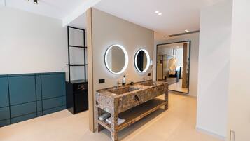 Deluxe-Suite, Balkon | Schreibtisch, schallisolierte Zimmer, kostenloses WLAN, Bettwäsche