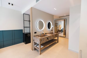 Phòng Suite Deluxe, ban công | 1 phòng ngủ, bàn, truy cập Internet không dây miễn phí, bộ trải giường
