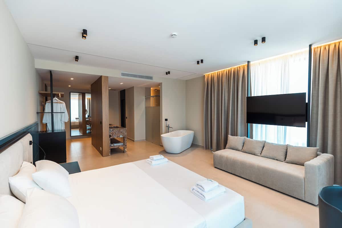 Deluxe-Suite, Balkon | 1 Schlafzimmer, Schreibtisch, kostenloses WLAN, Bettwäsche