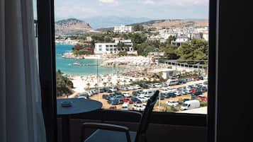 Deluxe-Doppelzimmer, Balkon, Meerblick | Schreibtisch, schallisolierte Zimmer, kostenloses WLAN, Bettwäsche