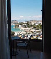 Escritorio, sistema de insonorización, wifi gratis y ropa de cama 