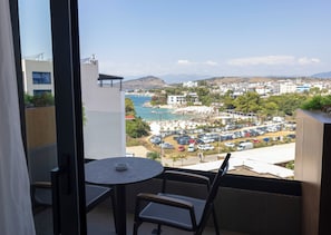 Habitación doble Deluxe, balcón, vista al mar | 1 habitación, escritorio, wifi gratis y ropa de cama