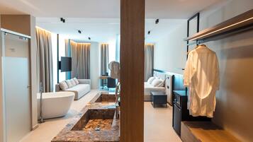 Deluxe-Suite, Balkon | Badezimmer | Dusche, Haartrockner, Handtücher, Seife