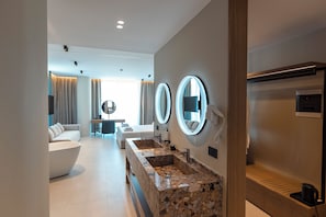 Suite Deluxe, balcon | Salle de bain | Douche, séchoir à cheveux, serviettes fournies, savon