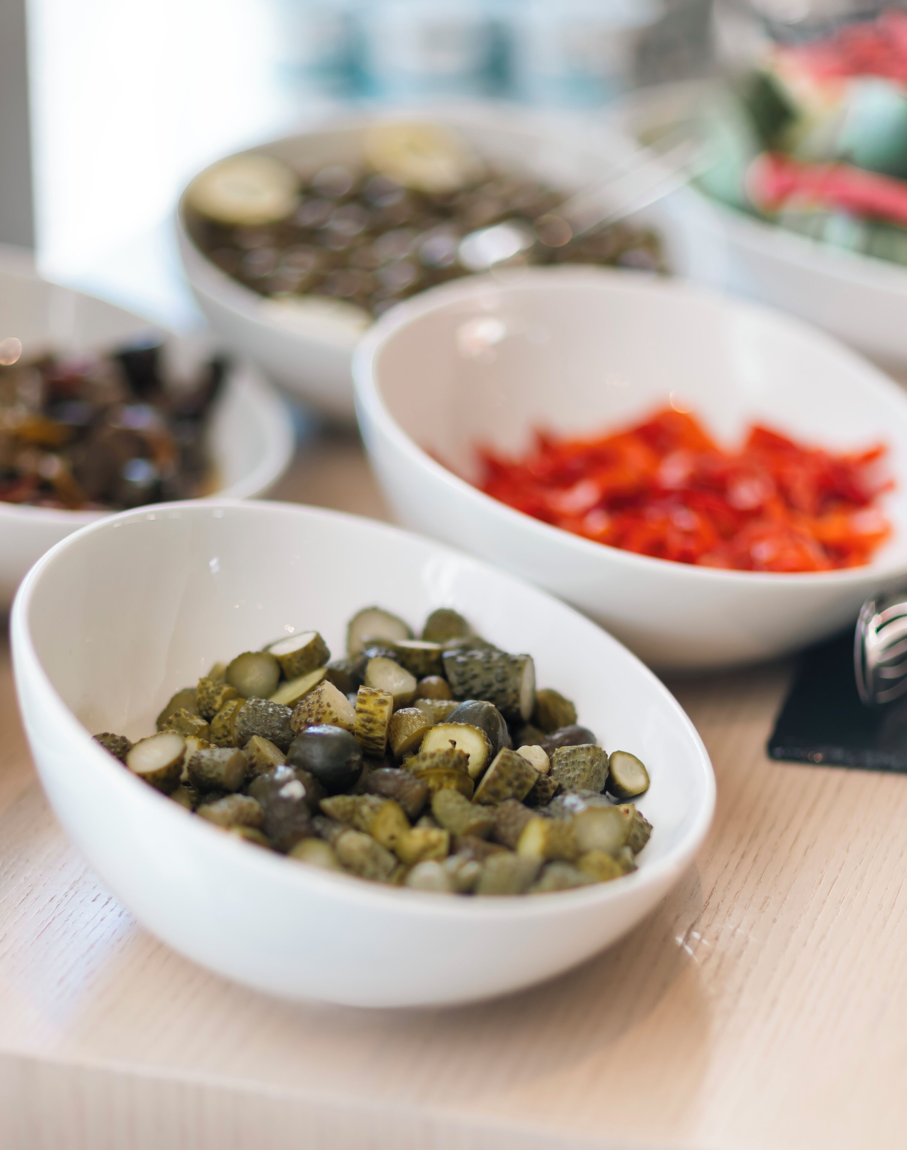 Un tavolo con diverse ciotole contenenti vari tipi di cibo.