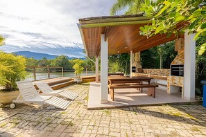 Villa | Outdoor dining - Lindo Flat na Praia Barra do Una (Sao Sebastiao)