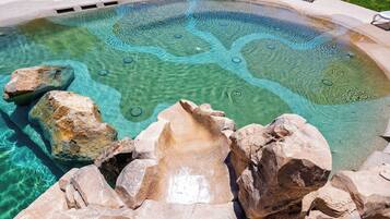 Alberca al aire libre por temporada y camastros