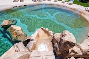 Una piscina al aire libre de temporada, sillones reclinables de piscina