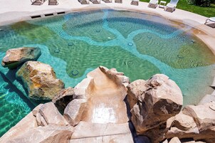 Piscina stagionale all'aperto, lettini