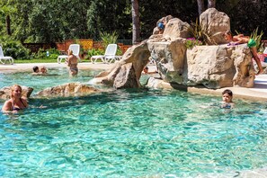 Piscina a l'aire lliure de temporada i gandules 