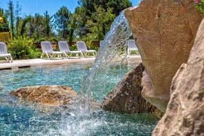 Piscina a l'aire lliure de temporada i gandules 