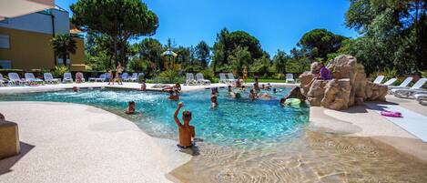 حمّام سباحة خارجي موسمي، مقاعد للتشمس