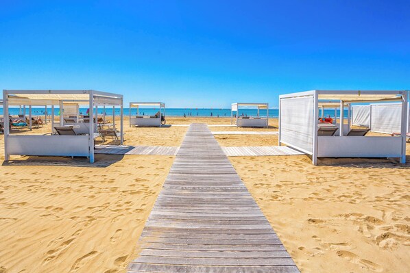 Playa privada, arena blanca, camas de playa gratis