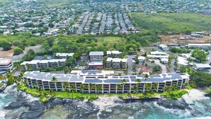 Exterior - Oceanfront Bliss: Pool, Hot Tub and Private Lanai (Kailua-Kona)