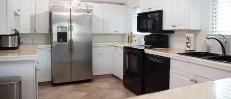 ثلاجة، ميكروويف، فرن، موقد طهي مسطح