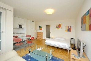 1 habitación, escritorio, tabla de planchar con plancha y wifi 