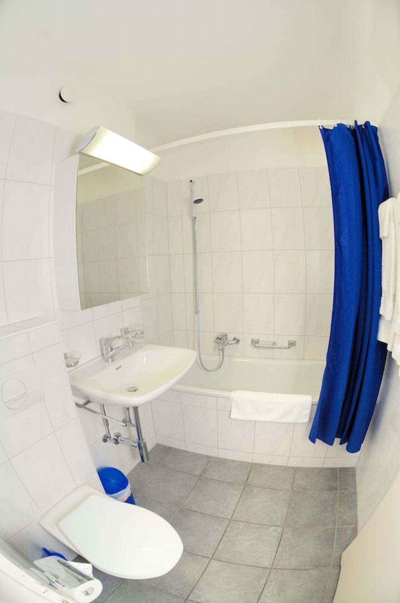 Een haardroger, handdoeken