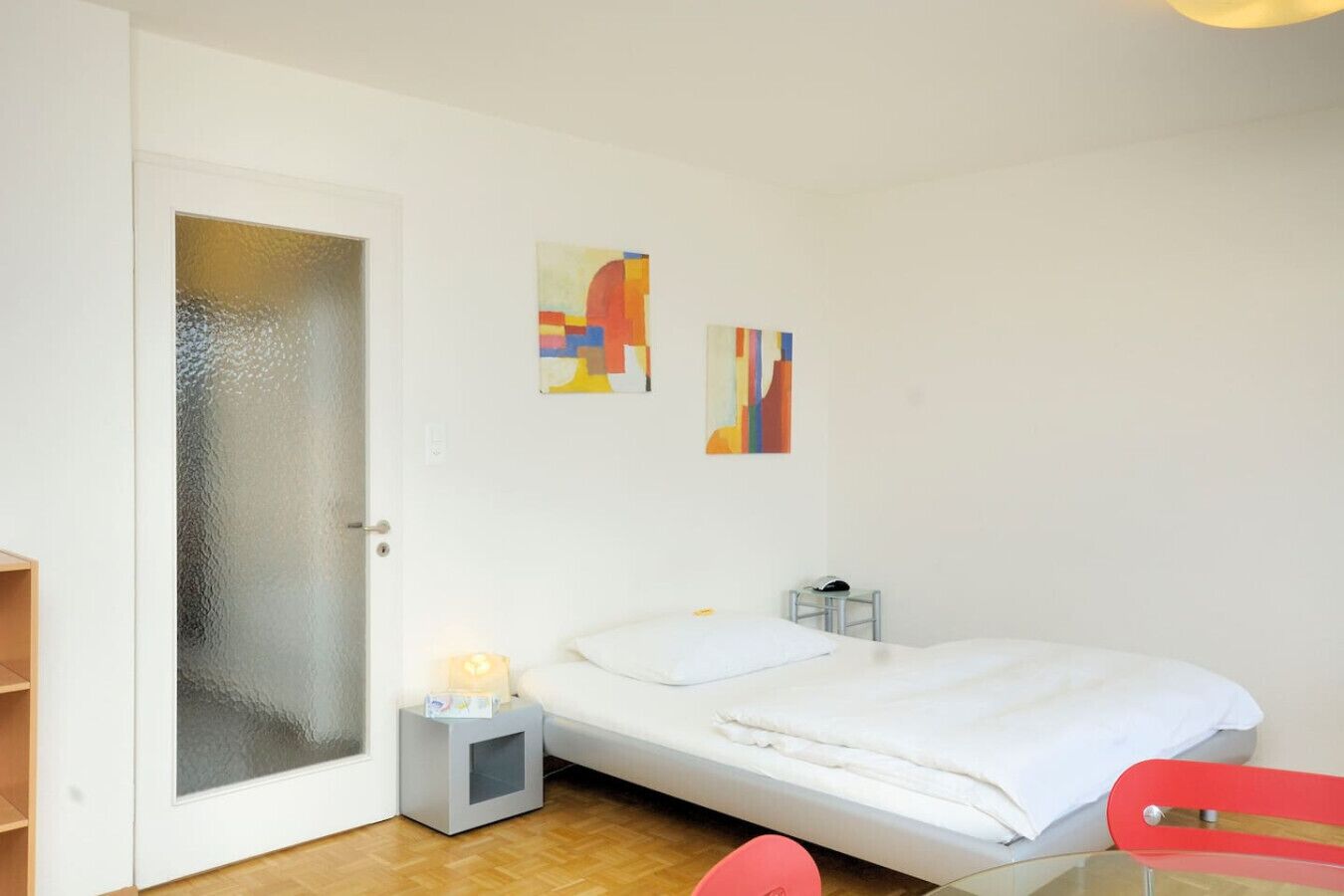 Escritorio, tabla de planchar con plancha, wifi y ropa de cama 