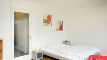 Escritorio, tabla de planchar con plancha, wifi y ropa de cama