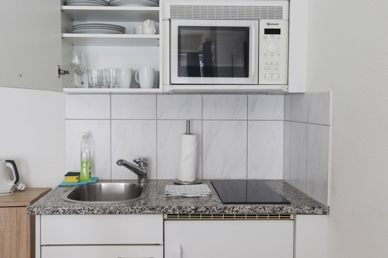 Micro-ondes, plaque de cuisson, cafetière/bouilloire