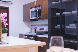 Réfrigérateur, micro-ondes, four, plaque de cuisson