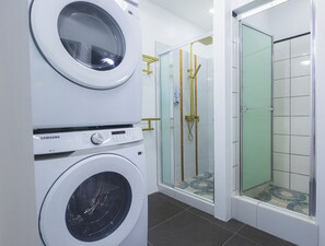 Douche, séchoir à cheveux, serviettes fournies, savon