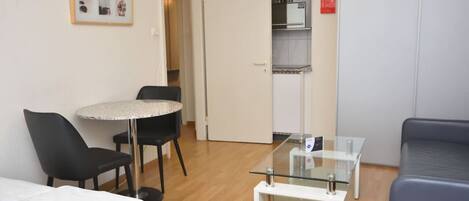 Iron/ironing board, WiFi, bed sheets