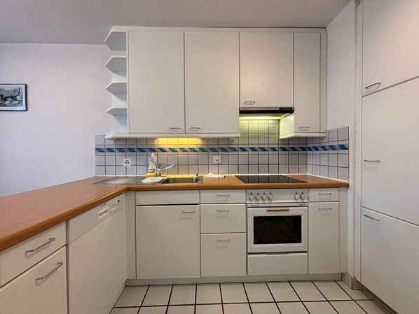 Een koelkast, een magnetron, een oven, een kookplaat