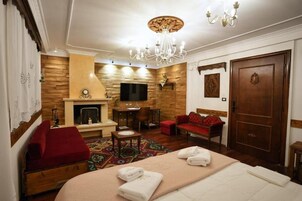 Suite, Balcony, Mountain View | In-room safe, desk, free WiFi, bed sheets