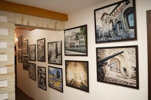 供应早餐、午餐和晚餐