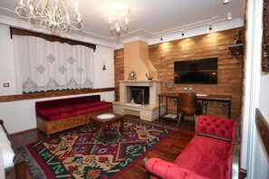 Suite, Balcony, Mountain View