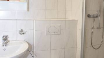 SĂšche-cheveux, serviettes fournies