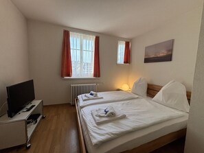 Iron/ironing board, WiFi, bed sheets - Studio at famous Storchengasse (Stork 45) (Zürich)