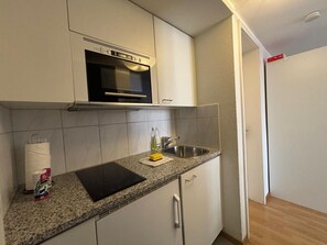 Stovetop, cookware/dishes/utensils, dining tables - Studio at famous Storchengasse (Stork 45) (Zürich)