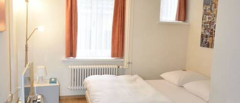 1 slaapkamer, een strijkplank/strijkijzer, wifi, beddengoed