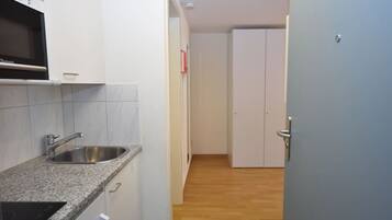 Plaque de cuisson, batterie de cuisine, vaisselle et ustensiles