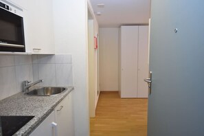 Herdplatte, Kochgeschirr/Geschirr/Besteck, Esstisch