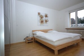 1 bedroom, desk, iron/ironing board, WiFi