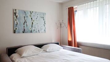 1 habitación, escritorio, tabla de planchar con plancha y wifi