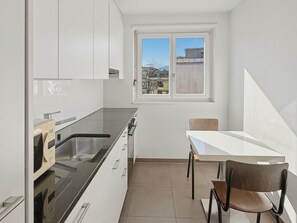Fridge, oven, stovetop, dishwasher