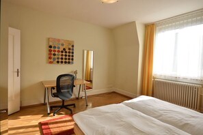 2 bedrooms, desk, iron/ironing board, WiFi