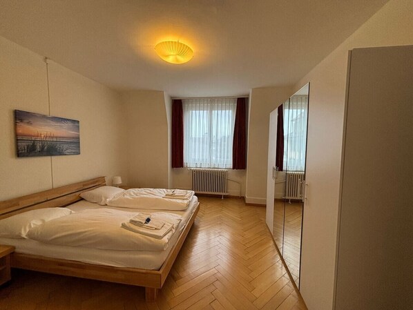 2 bedrooms, desk, iron/ironing board, WiFi