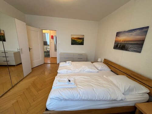 Spacious 2-bedroom near lake