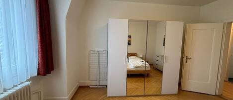 2 slaapkamers, een bureau, een strijkplank/strijkijzer, wifi