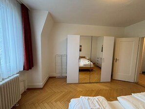 2 Schlafzimmer, Schreibtisch, Bügeleisen/Bügelbrett, WLAN