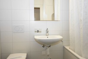 Secador de cabelo, toalhas de banho