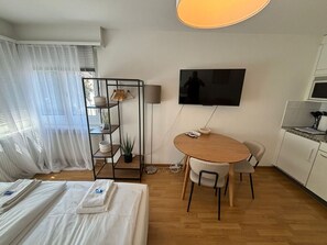办公桌、熨斗/熨衣板、WiFi、床单