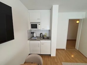 Mikrowelle, Herdplatte, Wasserkocher mit Kaffee-/Teezubehör