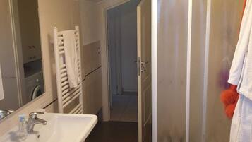 Dusche, Haartrockner, Bidet, Handtücher