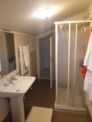 Shower, hair dryer, bidet, towels - 5 minutes walk from the beach - New Apartment with 2 bedrooms in Italy (Giulianova)